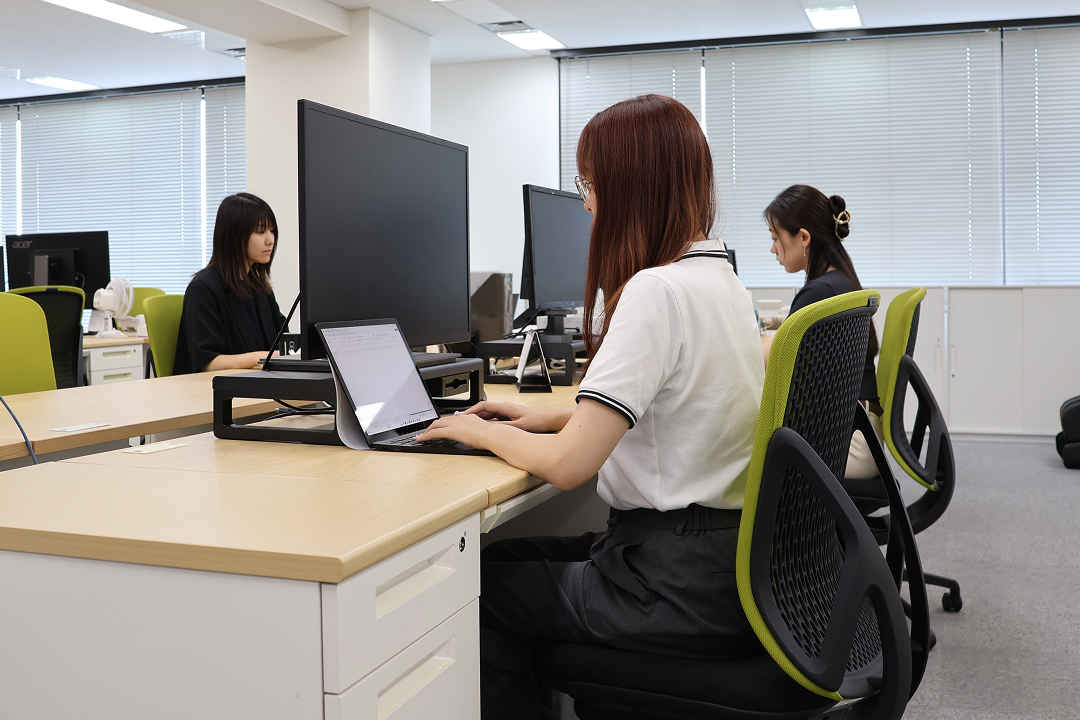 オフィスサポート業務に取り組む社員