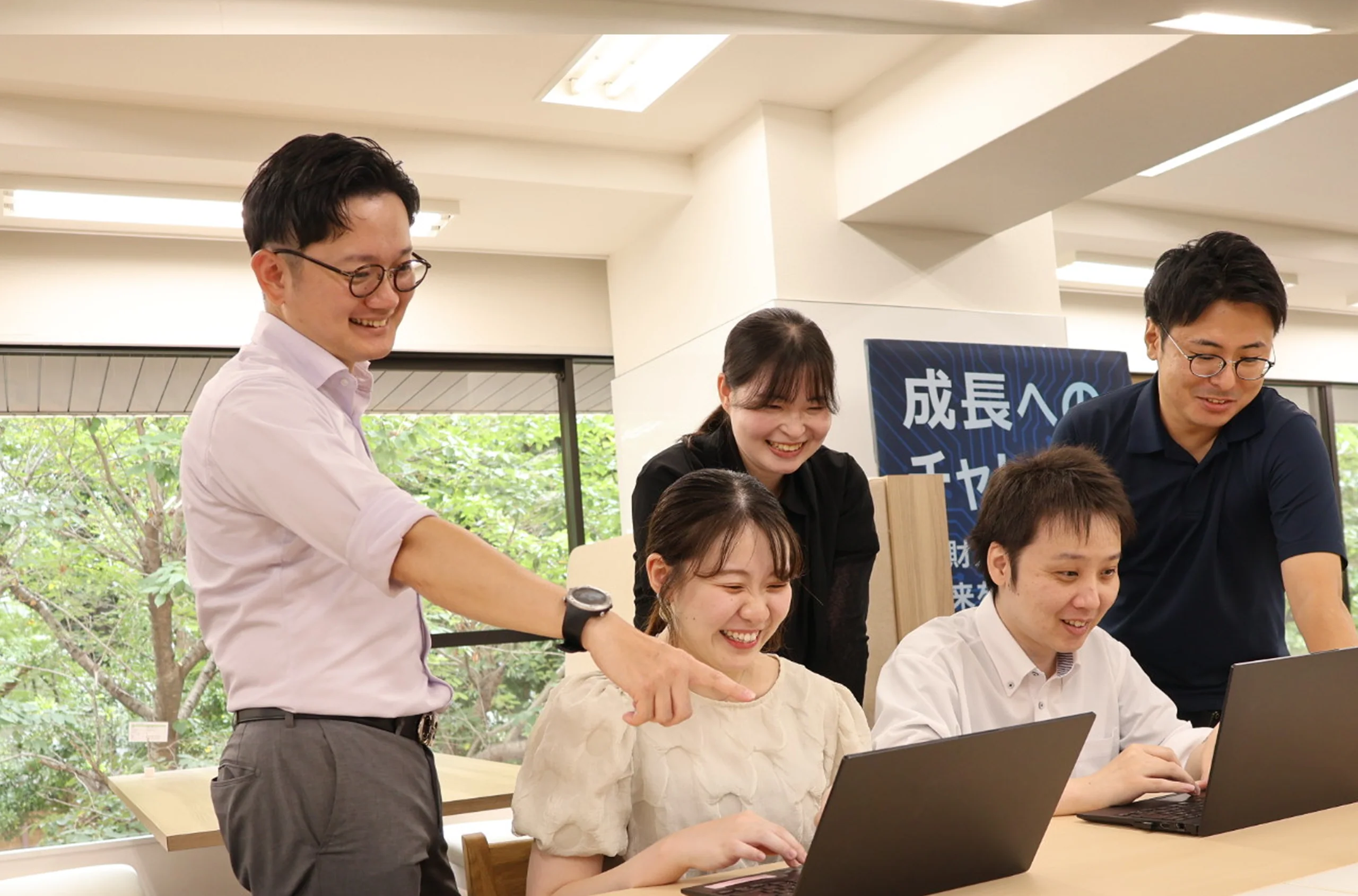 屋外で笑顔を見せるトゥインクルの社員たち